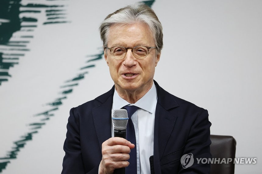 인사말하는 로베르토 아바도 음악감독 (서울=연합뉴스) 강민지 기자 = 로베르토 아바도 음악감독이 7일 서울 서초구 예술의전당에서 '국립심포니 오케스트라 제8대 음악감독 취임 기자간담회'를 하고 있다.2026.1.7