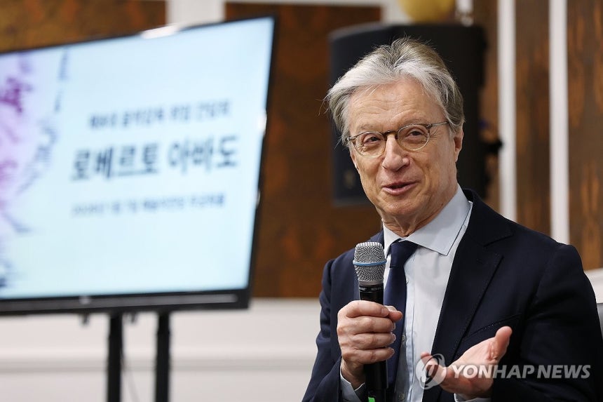 기자간담회하는 로베르토 아바도 (서울=연합뉴스) 강민지 기자 = 로베르토 아바도 음악감독이 7일 서울 서초구 예술의전당에서 '국립심포니 오케스트라 제8대 음악감독 취임 기자간담회'를 하고 있다.2026.1.7 mj