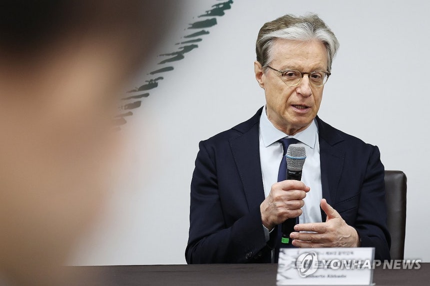 간담회하는 로베르토 아바도 (서울=연합뉴스) 강민지 기자 = 로베르토 아바도 음악감독이 7일 서울 서초구 예술의전당에서 '국립심포니 오케스트라 제8대 음악감독 취임 기자간담회'를 하고 있다.2026.1.7 mjka