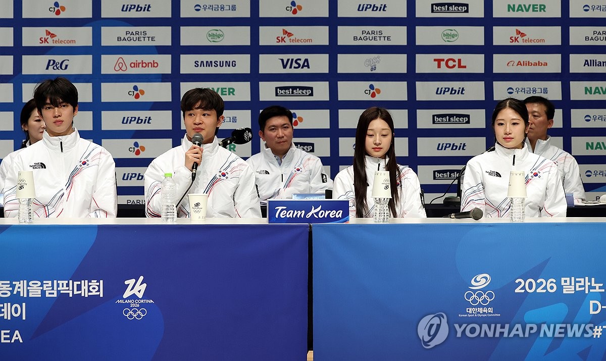 질문 답하는 피겨