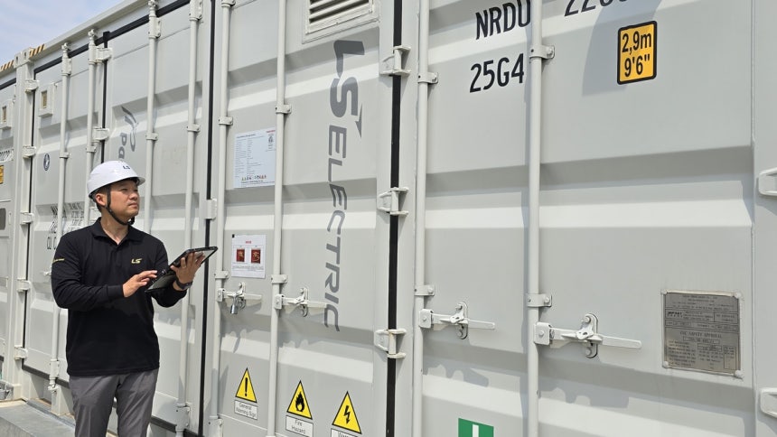 LS일렉트릭 일본 ESS 사업 (서울=연합뉴스) LS일렉트릭 관계자가 일본 홋카이도 지역에 설치된 계통연계 ESS를 점검하고 있는 모습.2026.1.8 [LS일렉트릭 제공.재판매 및 DB 금지]