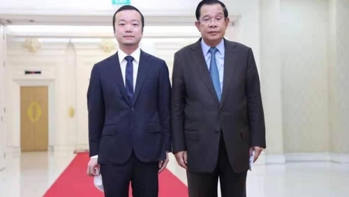 프린스그룹의 천즈 회장(왼쪽)과 훈센 전 캄보디아 총리 [성도일보 캡처.재판매 및 DB금지]