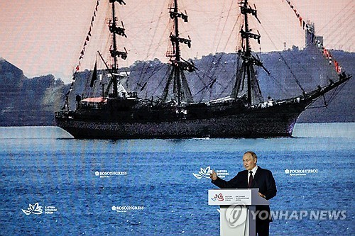 블라디보스토크에서 연설하는 블라디미르 푸틴 러시아 대통령 [이타르타스=연합뉴스]