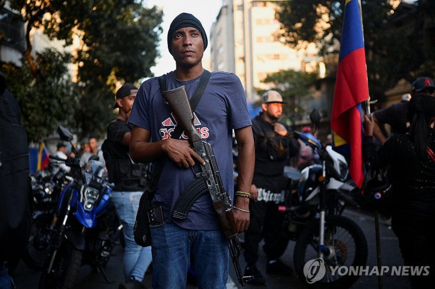 마두로 축출을 지지하는 시민을 체포하기 위해 베네수엘라 거리에 투입된 준군사조직 조직원 [로이터 연합뉴스.재판매 및 DB 금지]