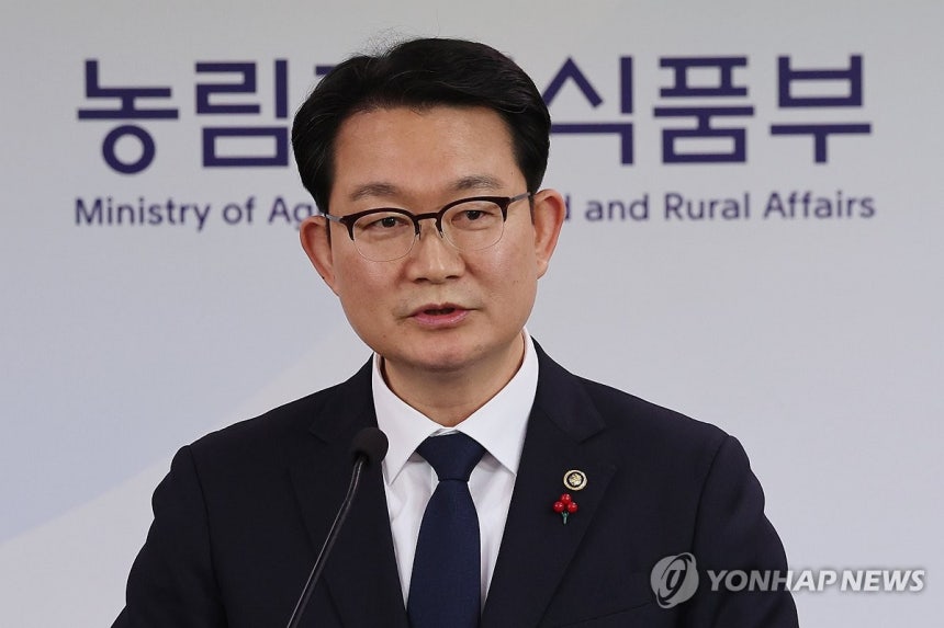 농협 감사 결과 브리핑 하는 김종구 차관 (세종=연합뉴스) 김주성 기자 = 김종구 농림축산식품부 차관이 8일 정부세종청사 기자실에서 농협중앙회와 농협재단에 대한 특별감사 중간 결과를 브리핑하고 있다. 2026.1.8