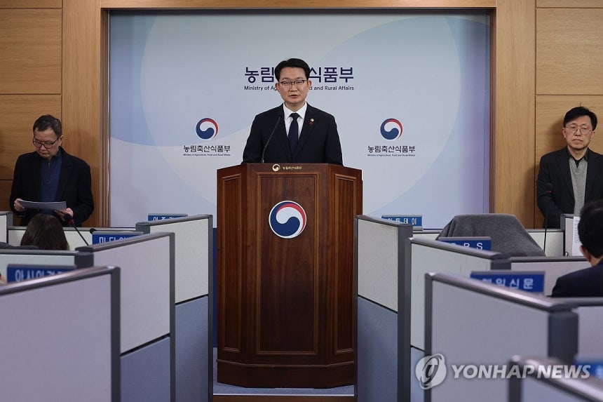 농식품부, 농협중앙회·농협재단 특별감사 브리핑 (세종=연합뉴스) 김주성 기자 = 김종구 농림축산식품부 차관이 8일 정부세종청사 기자실에서 농협중앙회와 농협재단에 대한 특별감사 중간 결과를 브리핑하고 있다. 2026.