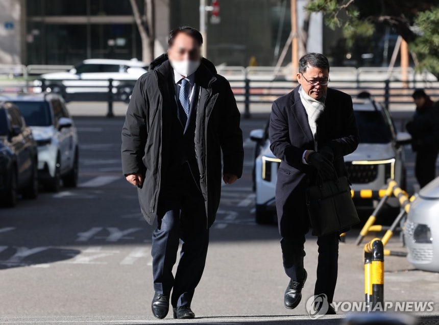 '김병기 공천헌금 탄원' 전 구의원 A씨,경찰 소환조사 (서울=연합뉴스) 류영석 기자 = 더불어민주당 김병기 의원에게 '공천헌금'을 건넸다는 내용의 탄원서를 작성한 전직 동작구의원 A 씨가 8일 경찰 조사를 받기 