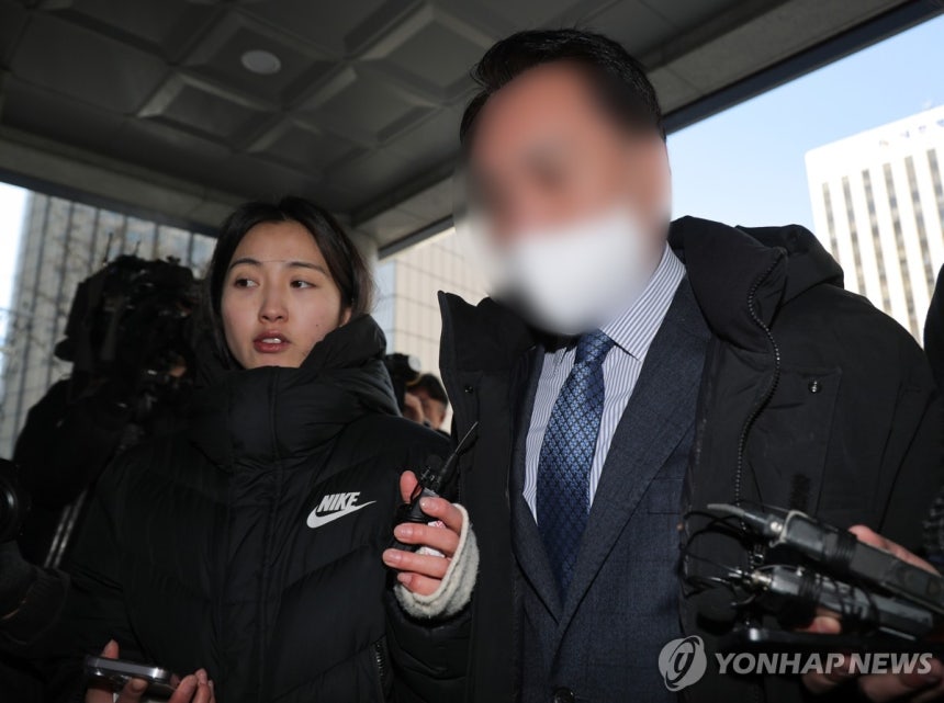 김병기 공천헌금 의혹 관련 서울청 공공범죄수사대 출석하는 전직 동작구의원 (서울=연합뉴스) 류영석 기자 = 더불어민주당 김병기 의원에게 '공천헌금'을 건넸다는 내용의 탄원서를 작성한 전직 동작구의원 A 씨가 8일 경