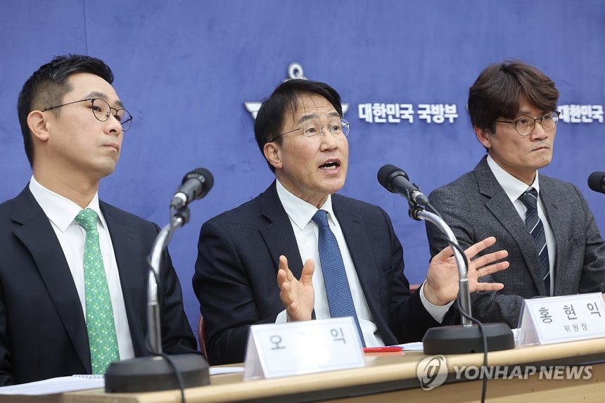 브리핑하는 홍현익 위원장 (서울=연합뉴스) 박동주 기자 =