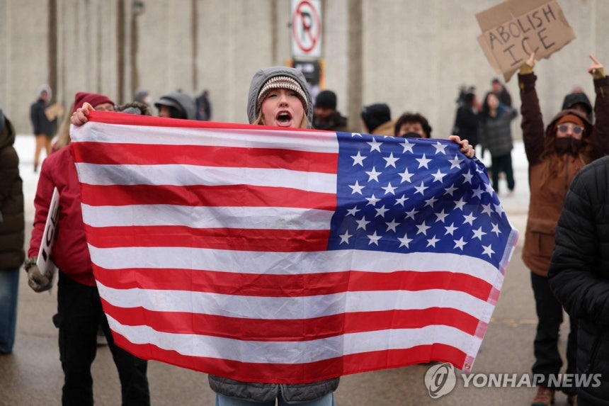 美 이민 당국의 여성 총격 사건에 항의하는 시위대 [AFP 연합뉴스]