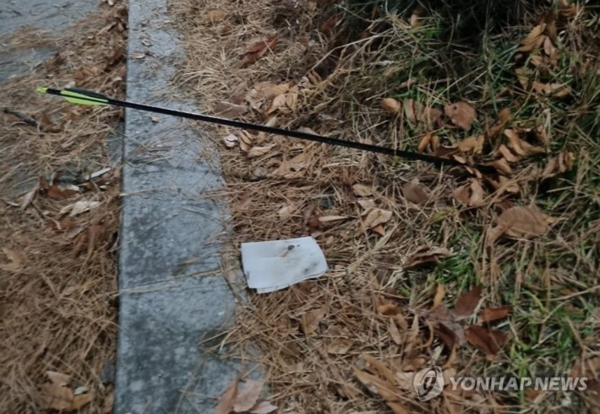 강아지 산책 중이던 여성 향해 날아든 화살 (청주=연합뉴스) 7일 자정께 청주 상당구 청소년광장에서 강아지와 함께 산책 중이던 50대 여성을 향해 날아든 화살이 땅바닥에 박혀 있는 모습.2025.1.8 [독자 제공