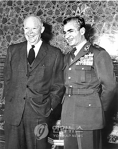 아이젠하워 미국 대통령(왼쪽)과 만난 모하메드 레자 팔레비(오른쪽) 이란 국왕 [DPA=연합뉴스 자료사진]