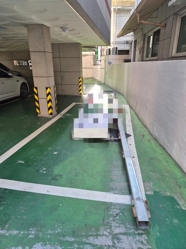 마산회원구 한 건물에서 떨어진 간판 [창원소방본부 제공.재판매 및 DB 금지]