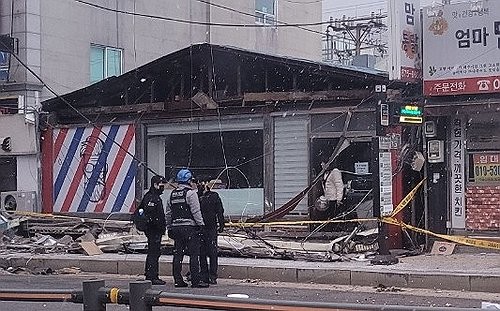 의정부서 강풍에 가로 15ｍ 간판 쿵…20대 행인 사망
 (의정부=연합뉴스) 경기 전역에 강풍주의보가 내려진 10일 의정부에서 강한 바람에 떨어진 간판에 깔린 행인이 숨지는 사고가