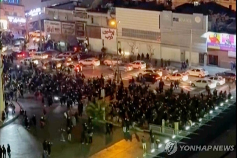 이란 시위 사망자 60명 넘겨…사법당국 "폭도는 사형" 엄포