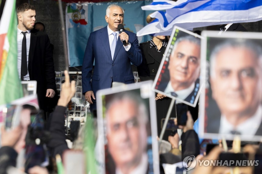 제네바의 유엔 유럽본부 앞에서 연설하는 레자 팔레비 [EPA=연합뉴스]