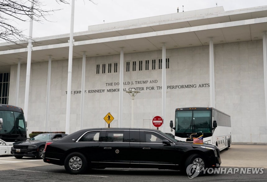 '트럼프-케네디 센터' 앞 도널드 트럼프 대통령 전용차량 [로이터=연합뉴스.재판매 및 DB 금지]