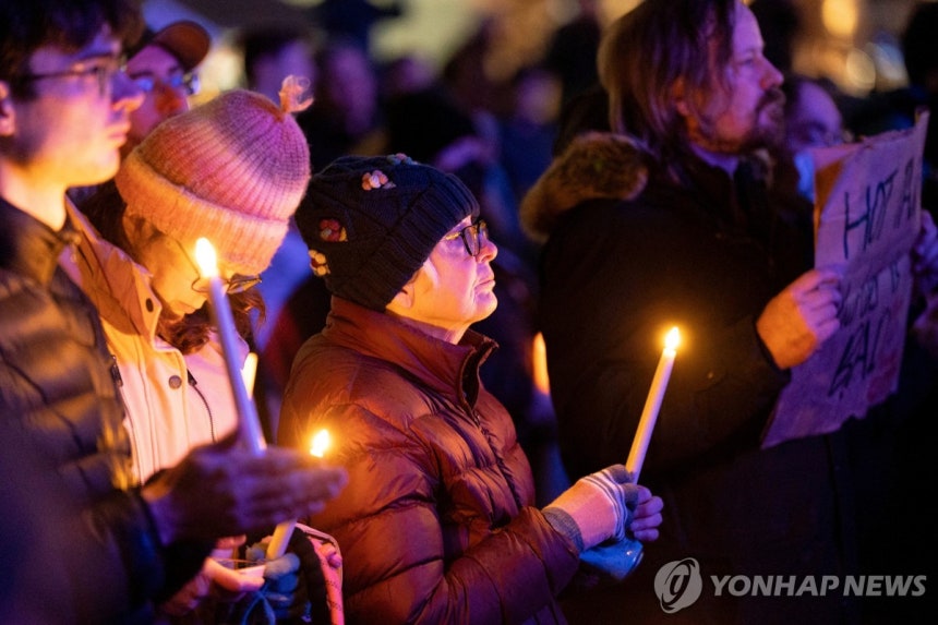 ICE 단속요원 총에 맞아 숨진 여성 추모 집회 [로이터 연합뉴스]