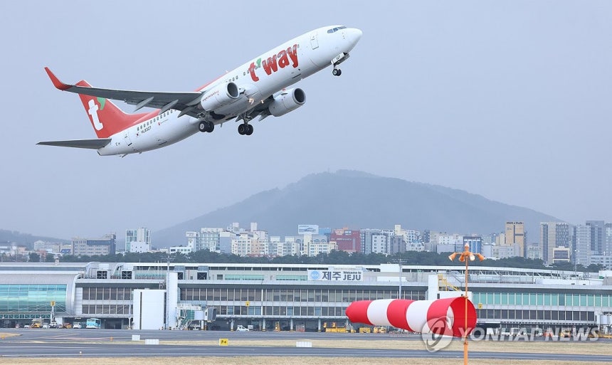 강풍에 이륙도 힘들어
제주공항에 강풍경보와 급변풍경보가 발효된 가운데 타지역 폭설 영향까지 겹쳐 결항한 항공편들이 속출하고 있다. 제주공항 활주로에서 강풍을 뚫고 항공기가 이륙하는