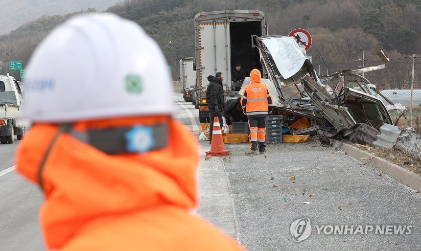 처참히 부서진 화물차 (상주=연합뉴스) 윤관식 기자 = 10일 경북 상주시 서산영덕고속도로에서 발생한 다중 추돌사고로 다수 사상자가 발생한 가운데,사고로 부서진 화물차를 관계자들이 수습하고 있다.2026.1.10
