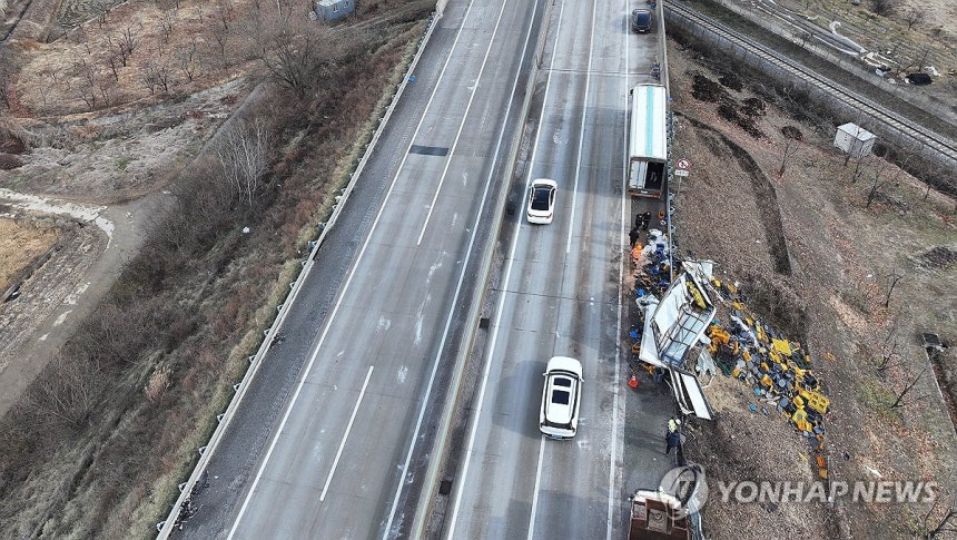다수 사상자 나온 서산영덕고속도로 다중추돌사고 현장 (상주=연합뉴스) 윤관식 기자 = 10일 경북 상주시 서산영덕고속도로에서 발생한 다중 추돌사고로 다수 사상자가 발생한 가운데,사고로 부서진 화물차를 관계자들이 수