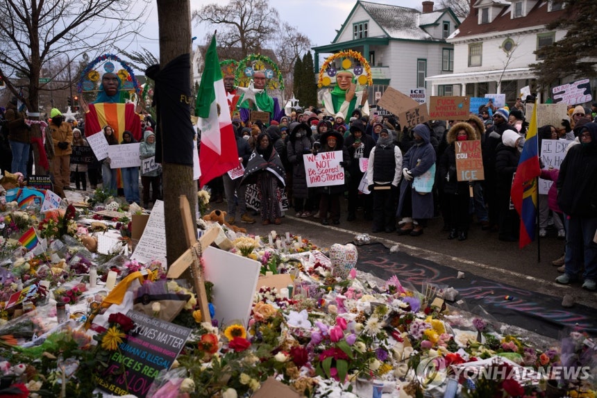 10일(현지시간) 미네소타주 미니애폴리스에 모인 반 ICE 시위대가 최근 ICE 요원에 사살된 피해자 러네이 굿을 추모하고 있다.[AP 연합뉴스]