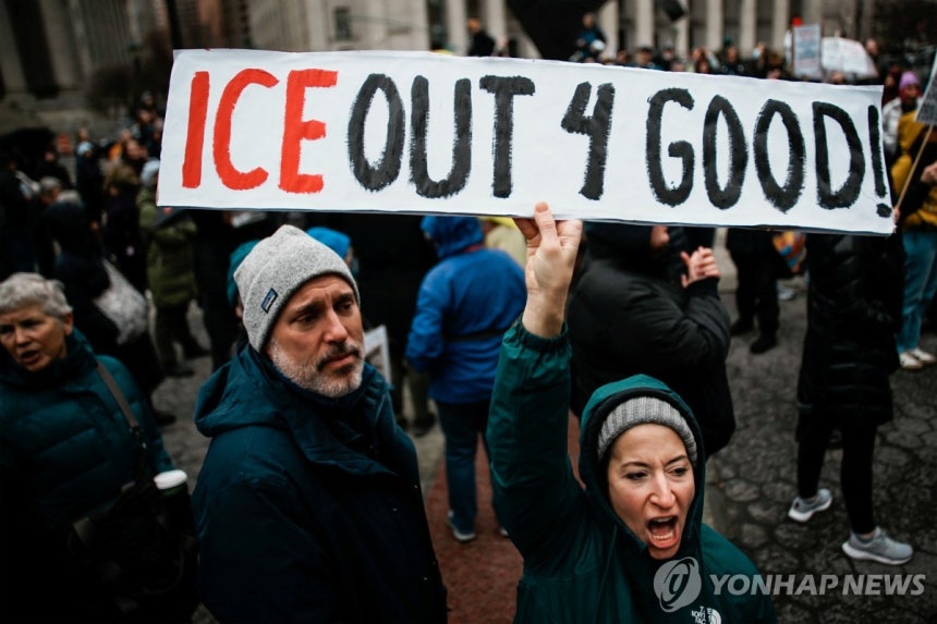 10일(현지시간) 미국 뉴욕에서 열린 반 ICE 집회 [로이터 연합뉴스]