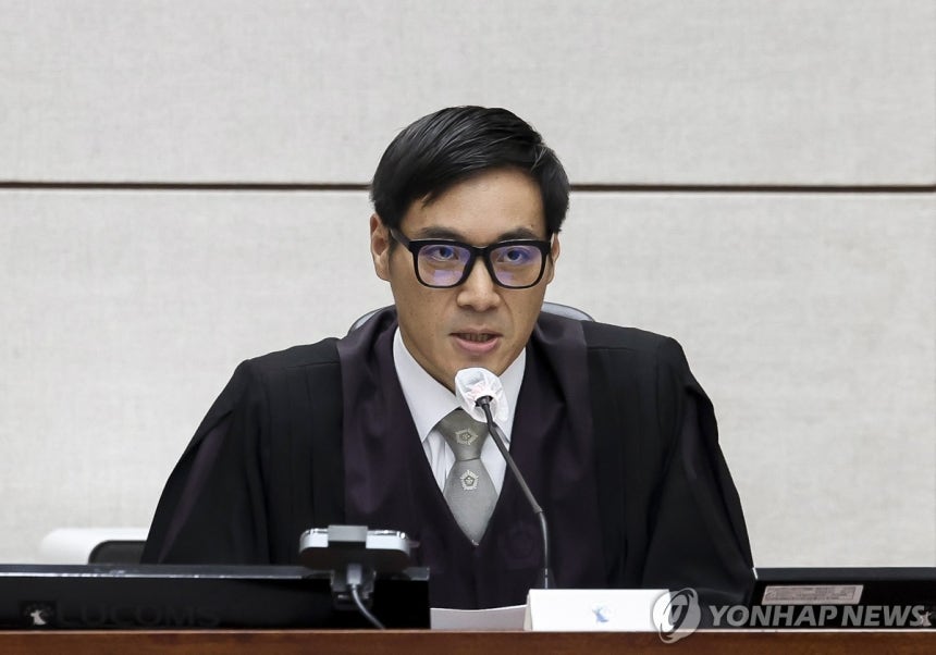 발언하는 백대현 부장판사 (서울=연합뉴스) 백대현 부장판사가 26일 서울 서초구 서울중앙지법에서 열린 윤석열 전 대통령에 대한 특수공무집행방해,직권남용 권리행사방해 등 혐의 사건 1차 공판에서 발언하고 있다.20