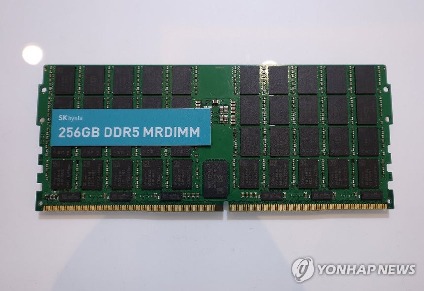 SK하이닉스 고성능 메모리 (라스베이거스=연합뉴스) 김성민 기자 = CES 개막 3일차인 8일(현지시간) 미국 네바다주 라스베이거스 베네시안 컨벤션센터 SK 하이닉스 부스에 256GB DDR5램이 전시돼 있다.20