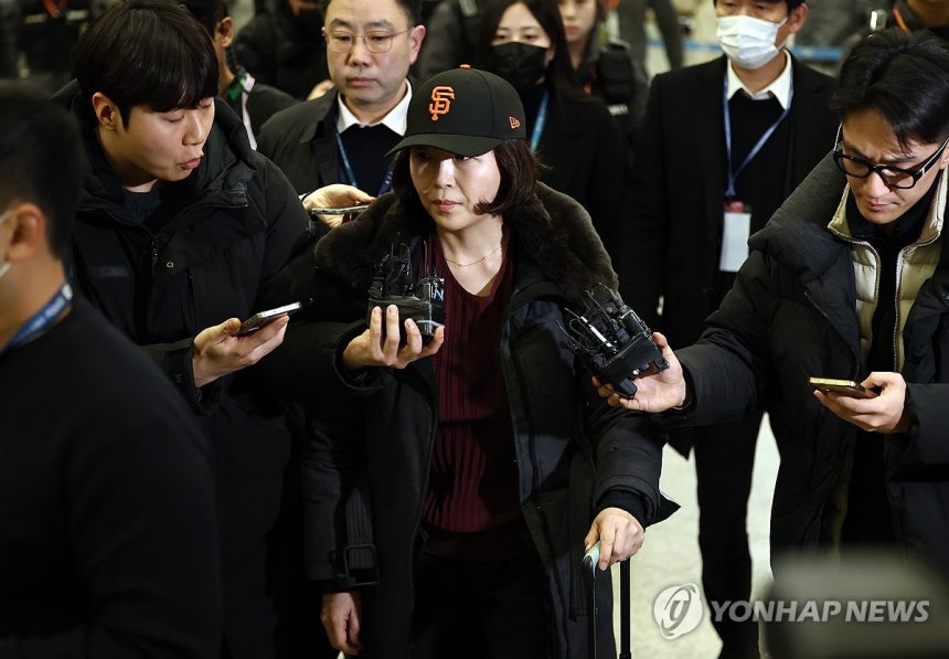 입국하는 김경 서울시의원 (영종도=연합뉴스) 윤동진 기자 = 2022년 지방선거 국면에서 더불어민주당 소속이던 강선우 의원에게 '공천헌금' 1억원을 전달한 의혹을 받는 김경 서울시의원이 11일 인천국제공항 1터미널을