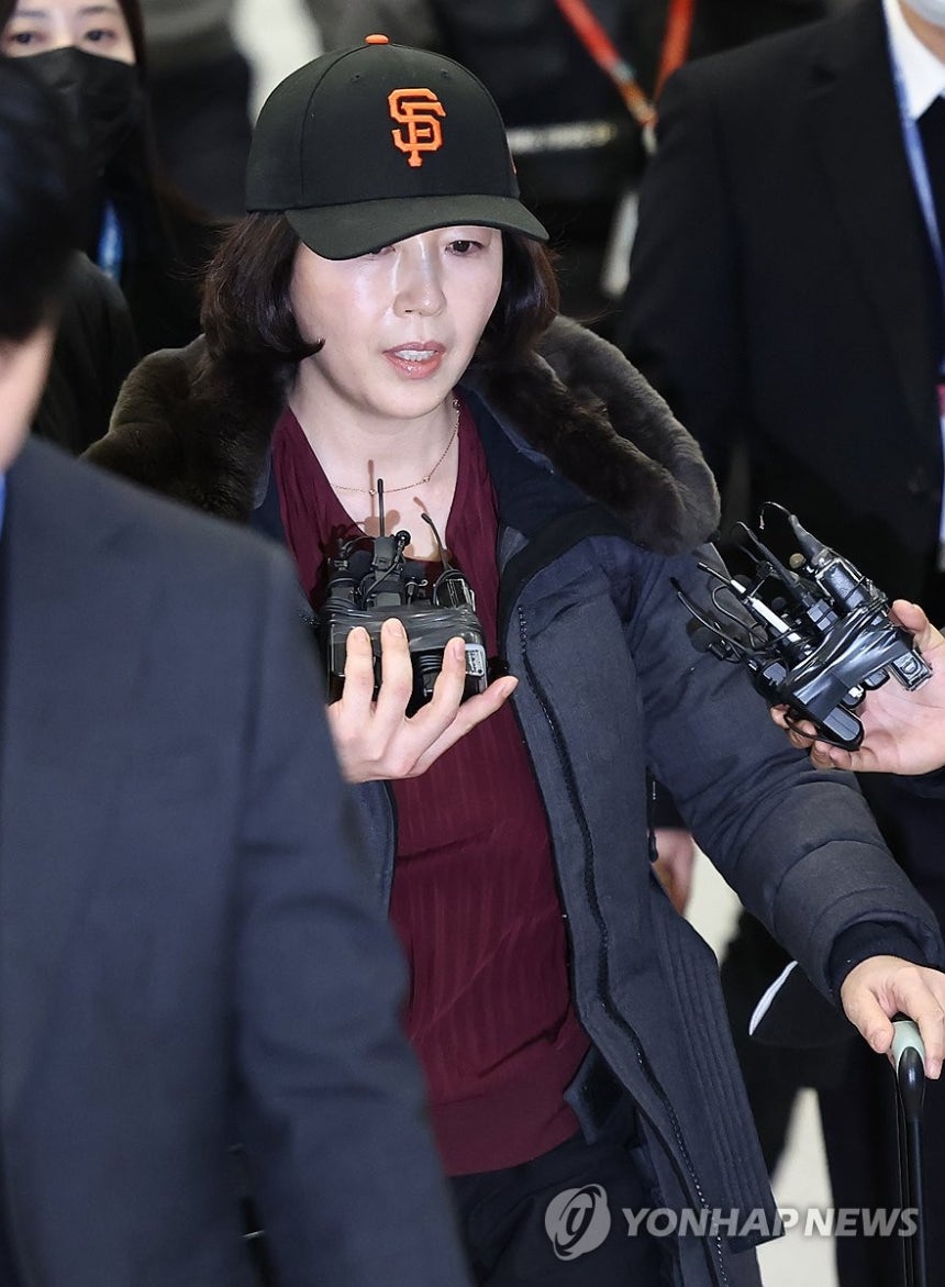 입국하는 김경 서울시의원 (영종도=연합뉴스) 윤동진 기자 = 2022년 지방선거 국면에서 더불어민주당 소속이던 강선우 의원에게 '공천헌금' 1억원을 전달한 의혹을 받는 김경 서울시의원이 11일 인천국제공항 1터미널을