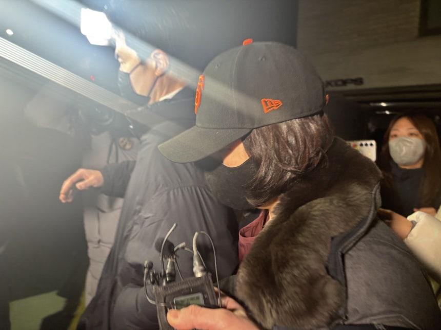 경찰 조사 마치고 나오는 김경 서울시의원
(서울=연합뉴스) 조현영 기자 = 2022년 지방선거 국면에서 더불어민주당 소속이던 강선우 의원에게 '공천헌금' 1억원을 전달한 의혹을 받