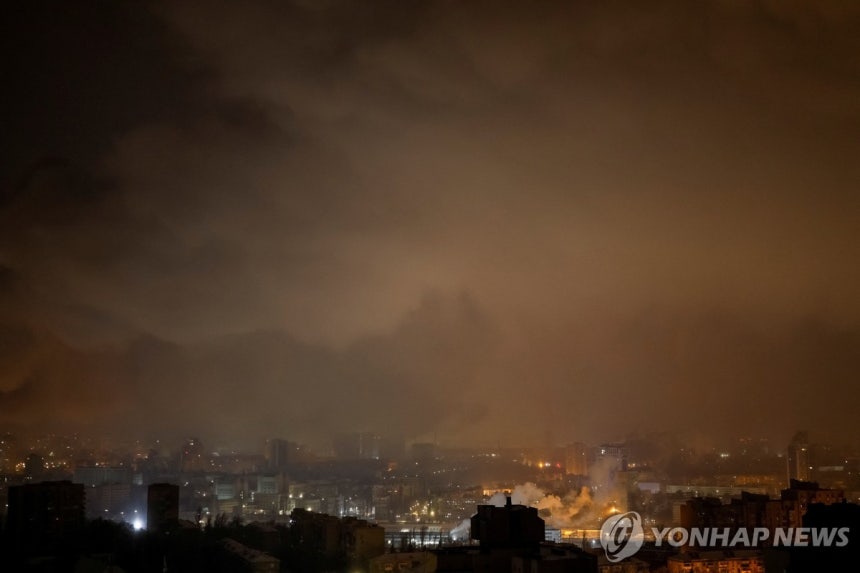 러시아 드론 공격받은 키이우의 한 건물 [로이터 연합뉴스 자료사진.재배포 및 DB 금지]