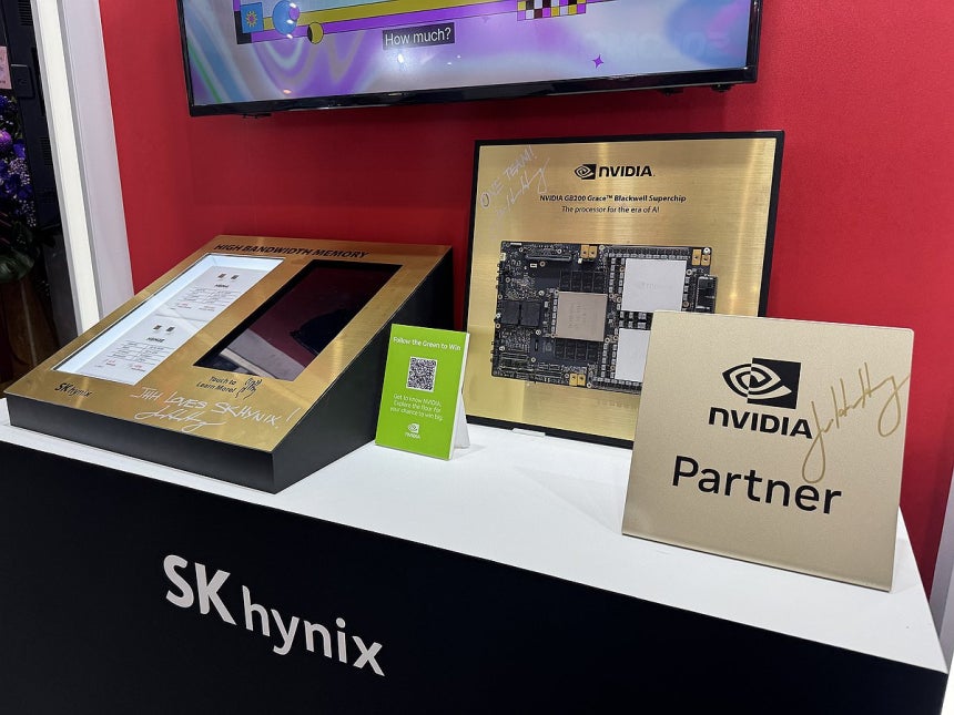 젠슨 황 엔비디아 CEO가 SK하이닉스 부스 제품에 남긴 사인 (타이베이=연합뉴스) 강태우 기자 = 젠슨 황 엔비디아 CEO가 20일 오후 대만 타이베이 난강 전시관에서 개최된 '컴퓨텍스 2025'에서 SK하이닉스 