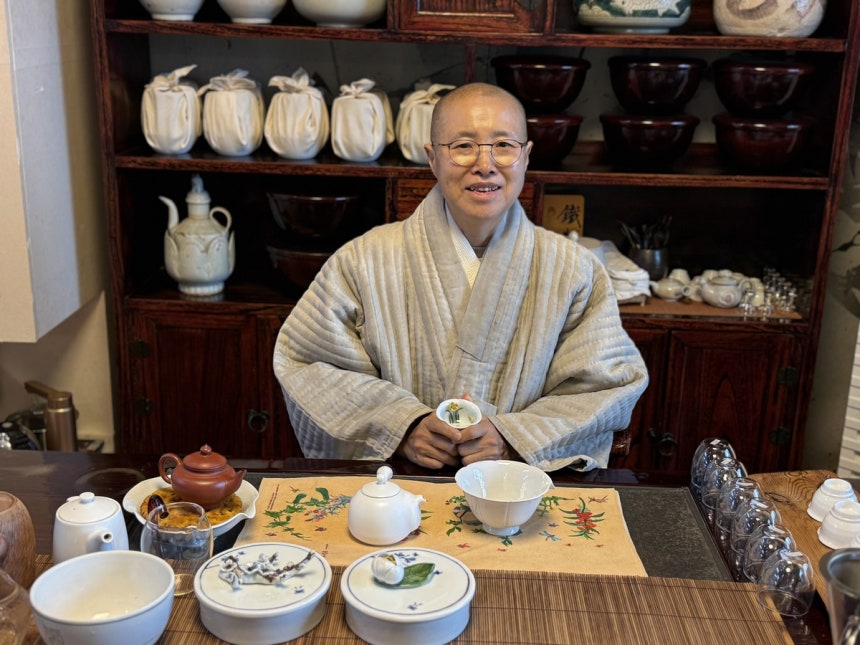 사찰음식 명장 1호 선재스님 (양평=연합뉴스) 고미혜 기자 = 사찰음식 명장 1호 선재스님이 10일 경기도 양평 선재사찰음식문화연구원에서 연합뉴스와 인터뷰 후 사진 촬영에 응하고 있다. 2016.1.14.