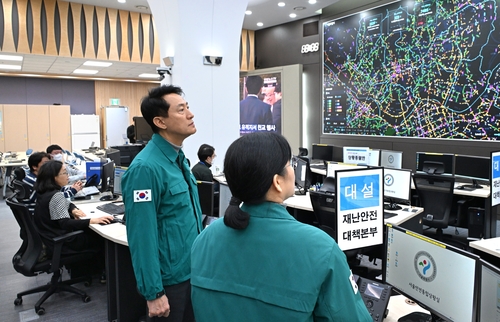 오세훈 서울시장, 토피스에서 실시간 교통상황 확인 오세훈 서울시장이 14일 오전 교통정보센터 토피스를 방문해 실시간 교통상황을 확인하고 있다. [서울시 제공. 재판매 및 DB 금지]