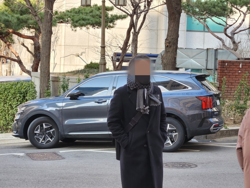 경찰 출석하는 민주당 김병기 의원의 전 보좌진 김모씨 [촬영 김준태]