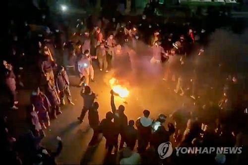 테헤란 시위 영상 캡처 (테헤란 AP=연합뉴스) 2026년 1월 9일 이란 수도 테헤란에서 열린 반정부 시위 영상 캡처.(UGC via AP,<a href=