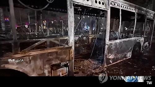 테헤란 거리의 불탄 버스 (테헤란 로이터=연합뉴스 자료사진) 2026년 1월 10일 이란 수도테헤란 거리에서 촬영된 불탄 버스의 모습.이란 국영매체 방송보도의 화면 캡처.(IRIB via WANA(West Asi