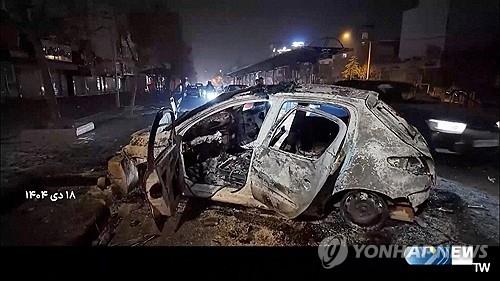 테헤란 거리의 불탄 승용차 (테헤란 로이터=연합뉴스 자료사진) 2026년 1월 10일 이란 수도테헤란 거리에서 촬영된 불탄 승용차의 모습.이란 국영매체 방송보도의 화면 캡처.(IRIB via WANA(West A