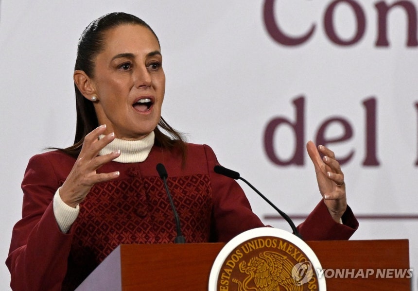 12일(현지시간) 정례 기자회견하는 멕시코 대통령 [멕시코시티 AFP=연합뉴스.재판매 및 DB 금지]