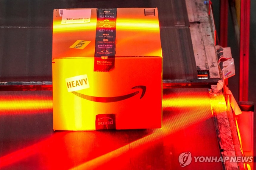 콘베이어 밸트로 운송되는 아마존 택배 상자 [로이터 연합뉴스 자료사진.재판매 및 DB 금지]