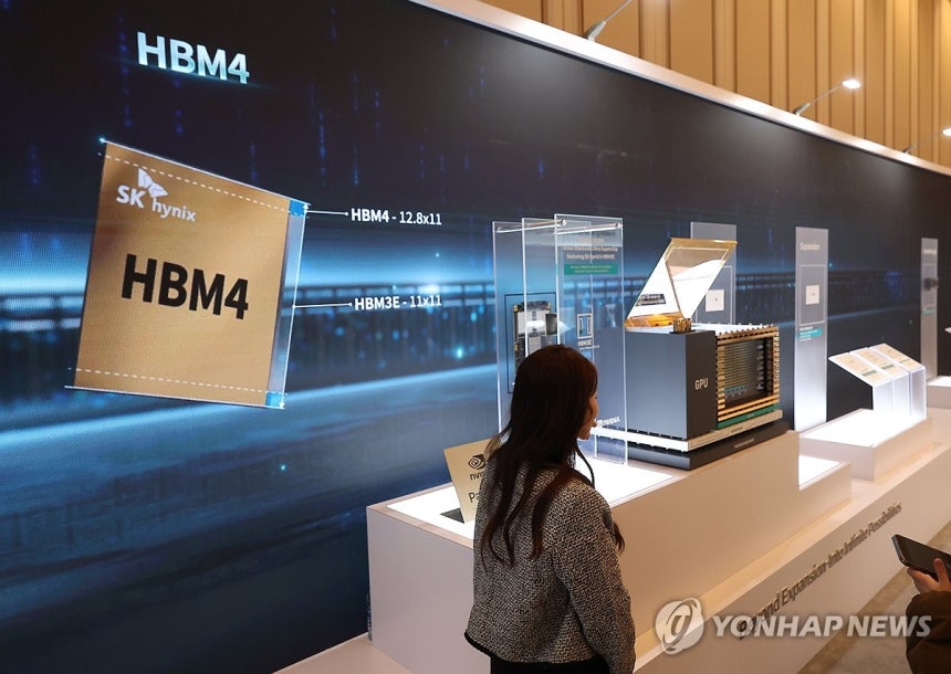 HBM4 영상 재생되는 SK 하이닉스 부스 (라스베이거스=연합뉴스) 김성민 기자 = CES 개막 3일차인 8일(현지시간) 미국 네바다주 라스베이거스 베네시안 컨벤션센터 SK 하이닉스 부스에 HBM4 영상이 재생되고 