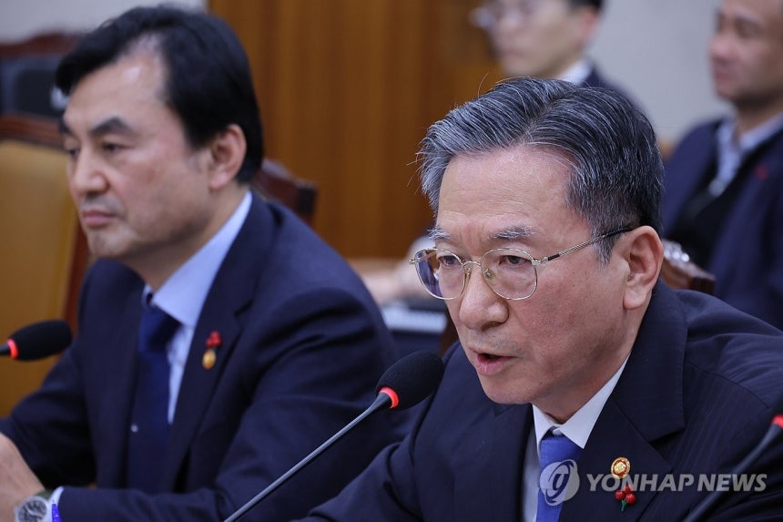 의원 질의에 답하는 정성호 장관 (서울=연합뉴스) 황광모 기자 = 정성호 법무부 장관이 12일 서울 여의도 국회에서 열린 법제사법위원회 전체회의에서 박은정 의원의 공소청,<a href=