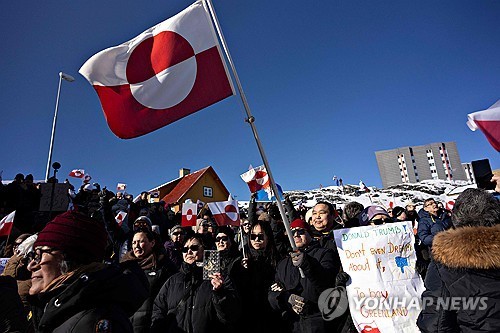 14일 그린란드 수도 누크에서 미국에 항의하는 그린란드인들 [AFP 연합뉴스 자료사진 재판매 및 DB 금지]