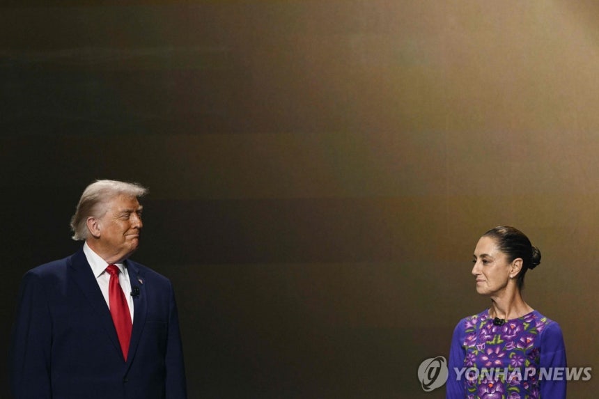 지난해 12월 월드컵 조추첨식에 함께한 트럼프 대통령(왼쪽)과 셰인바움 대통령 [AFP 연합뉴스.재판매 및 DB 금지]