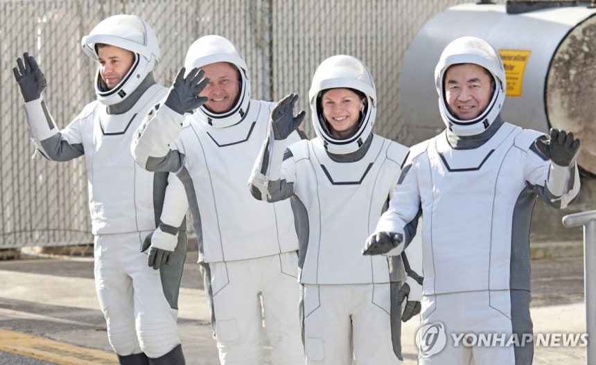 지난해 8월 1일 우주선 발사 전 인사하는 크루-11 우주비행사 4명 [AFP 연합뉴스 자료사진.재판매 및 DB 금지]