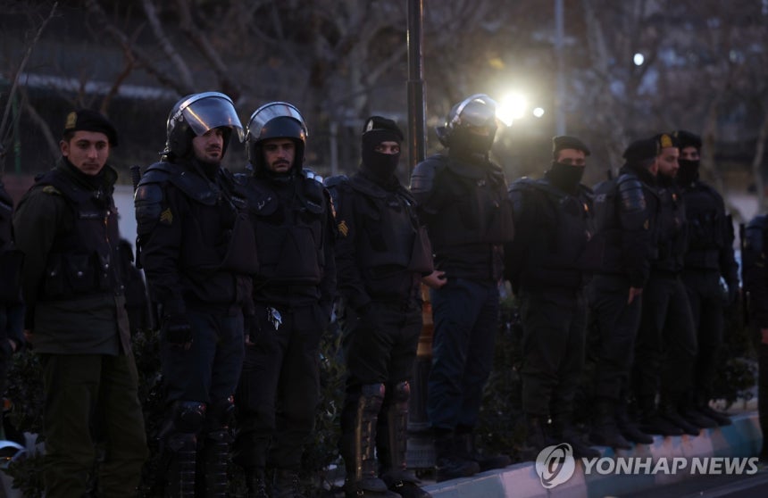 시위대 진압 나선 이란 경찰 (테헤란 EPA=연합뉴스) 14일(현지시간) 이란 수도 테헤란의 영국대사관 앞에 시위대 진압을 위해 경찰이 배치됐다. 2026.1.15 photo@yna.co.kr