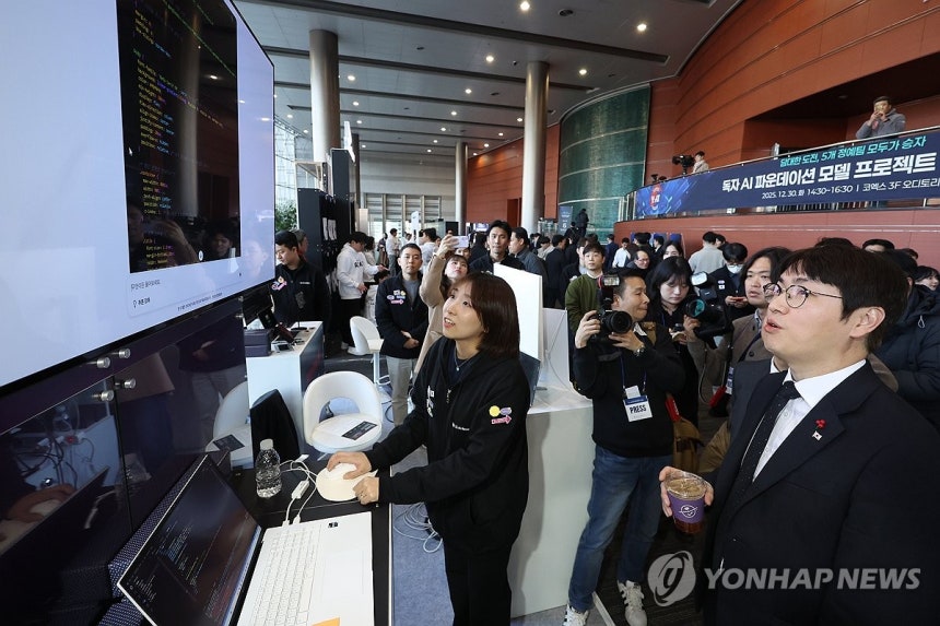 LG AI연구원 둘러보는 하정우 수석 (서울=연합뉴스) 강민지 기자 = 하정우 AI미래기획수석비서관이 지난해 12월 30일 서울 강남구 코엑스에서 열린 