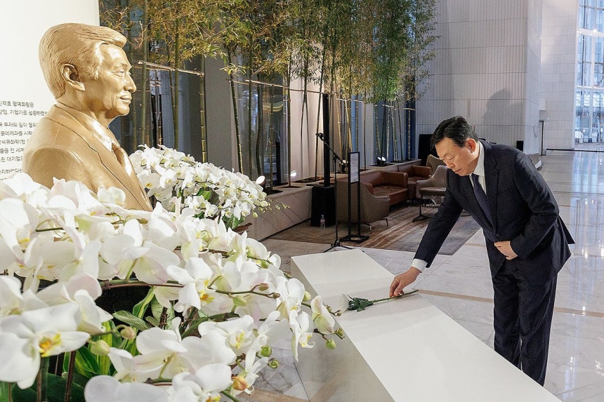 신격호 창업주 흉상에 헌화하는 신동빈 롯데 회장 (서울=연합뉴스) 신동빈 롯데 회장이 15일 롯데월드타워 1층 위치한 신격호 롯데 창업주 흉상에 헌화하고 있다.롯데는 2026년 상반기 VCM에 앞서 신 창업